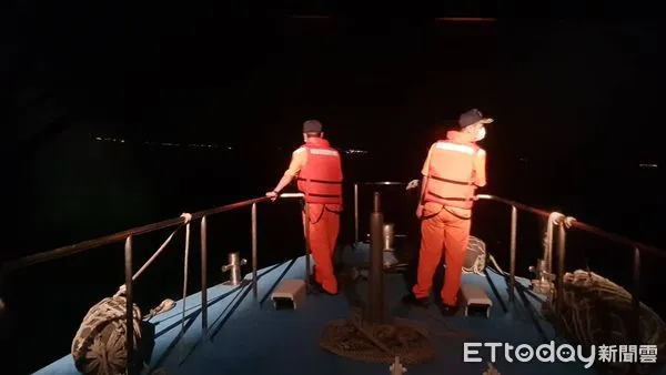 ▲▼金門西南方海域陸籍漁船翻覆，5名陸籍船員全數落海。（圖／記者林名揚翻攝）