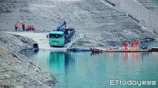 ▲▼苗栗縣鯉魚潭水庫一名清淤泥工人疑似落水         。（圖／記者蔡文淵翻攝）