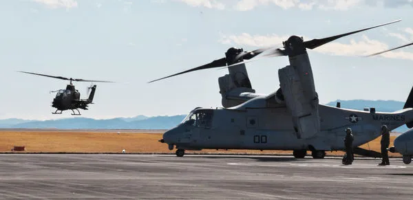 ▲▼ 圖為美國海軍陸戰隊MV-22魚鷹直升機與日本陸上自衛隊AH-1S Cobra攻擊直升機，參加2020年12月聯合軍事演習。（圖／達志影像／newscom）