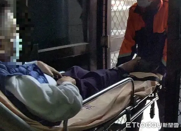 ▲枋寮警分局石光派出所黃政嚴協助戴男就醫             。（圖／記者陳崑福翻攝）