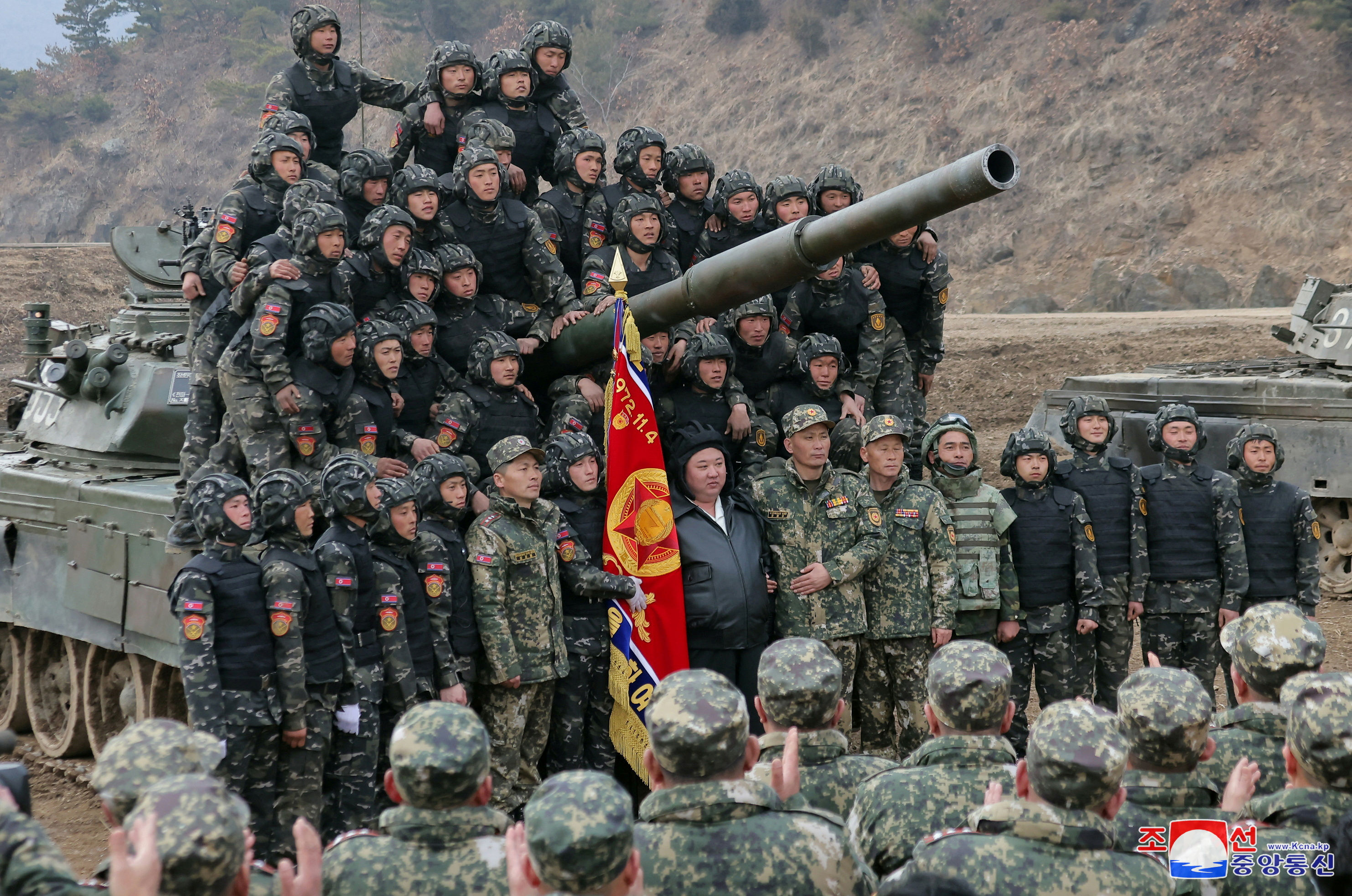 ▲▼北韓13日公開新款坦克，金正恩視察時和現場官兵拍攝合照。（圖／路透）