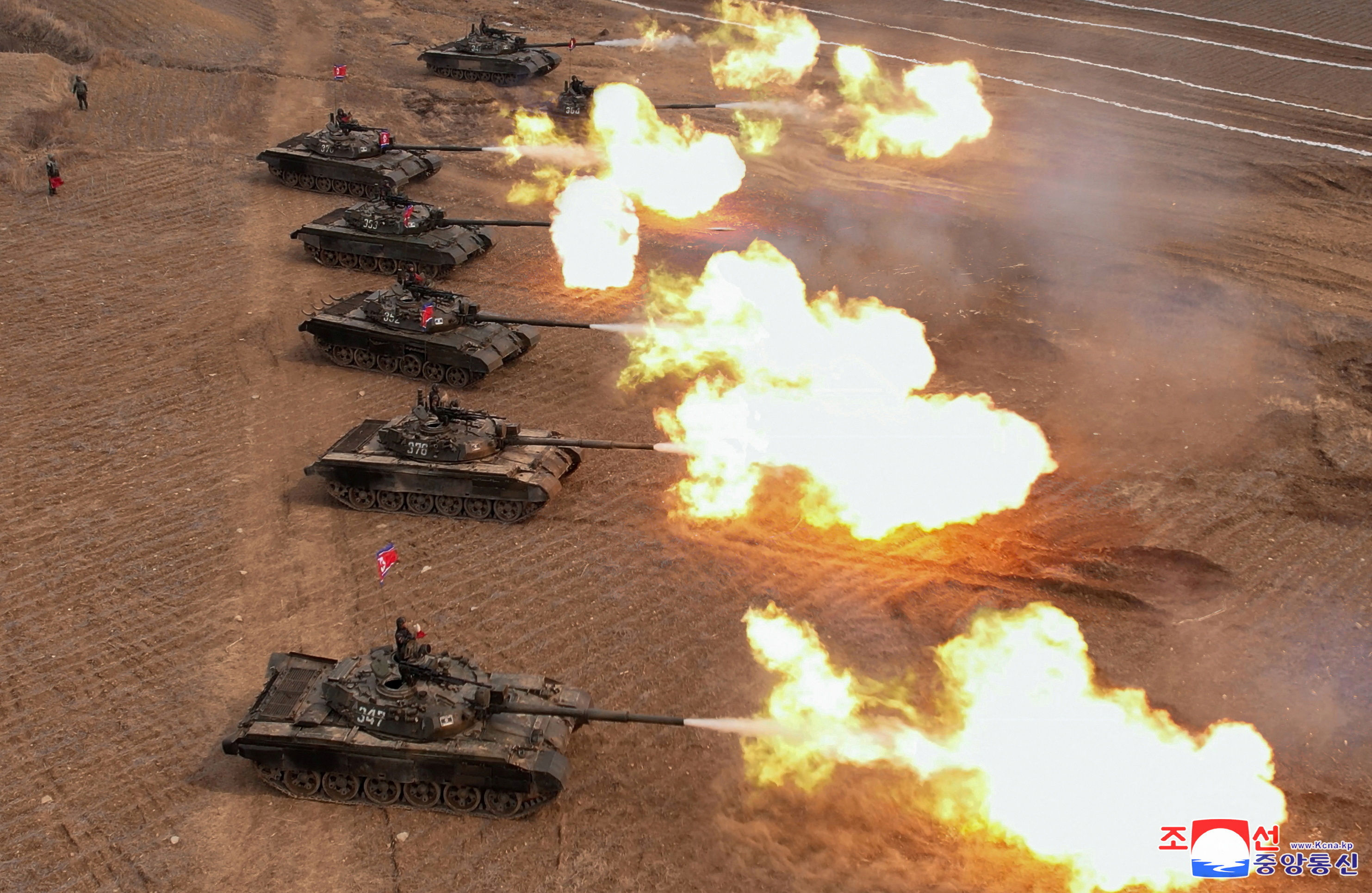 ▲▼在金正恩的視察指導下，北韓坦克部隊進行軍事訓練。（圖／路透）