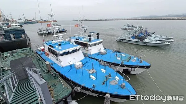 ▲▼陸籍漁船金門海域翻覆，2生還、2死、2失蹤，金防部出動11艘海龍快艇協助搜救。（圖／記者林名揚翻攝）