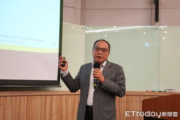 ▲中華民國農會總幹事張永成發表演講。（圖／農訓協會提供）