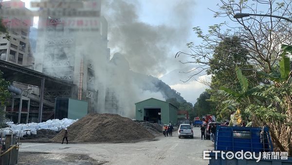 ▲▼花蓮台8線上亞洲水泥花蓮厰，14日下午失火冒出大量濃煙。（圖／記者王兆麟翻攝，下同）