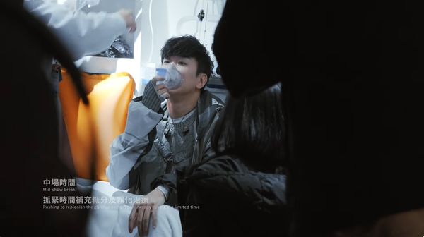 ▲林俊傑在演唱會中途上救護車做噴霧治療。（圖／翻攝自YouTube／JJ Lin林俊傑）