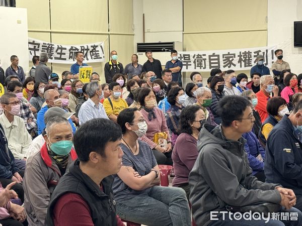 ▲台南市警局將在南區交通警察大隊西側空地，興建1座室內多功能靶場及綜合體技館，引起當地居民強烈反對，警方14日晚上舉辦說明會，市議員蔡宗豪等人到場關心。（圖／記者林東良翻攝，下同）