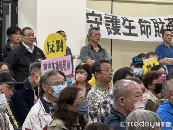 ▲台南市警局將在南區交通警察大隊西側空地，興建1座室內多功能靶場及綜合體技館，引起當地居民強烈反對，警方14日晚上舉辦說明會，市議員蔡宗豪等人到場關心。（圖／記者林東良翻攝，下同）