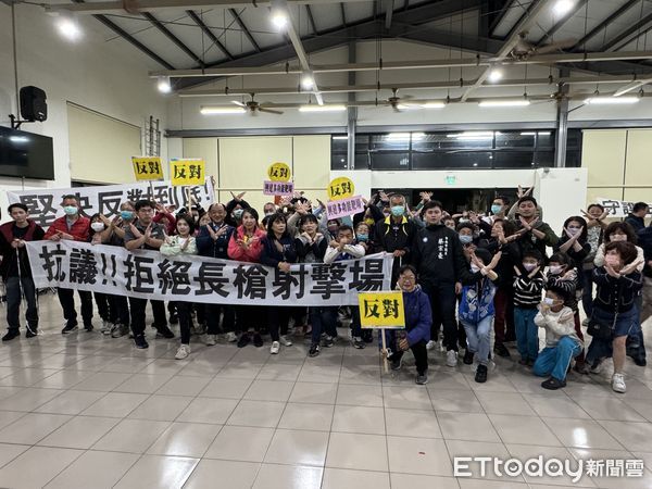 ▲台南市警局將在南區交通警察大隊西側空地，興建1座室內多功能靶場及綜合體技館，引起當地居民強烈反對，警方14日晚上舉辦說明會，市議員蔡宗豪等人到場關心。（圖／記者林東良翻攝，下同）