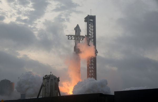 ▲▼美國太空探索技術公司（SpaceX）的次世代「星艦」（Starship）重型運載火箭在當地時間14日上午進行第3次試射。（圖／路透）