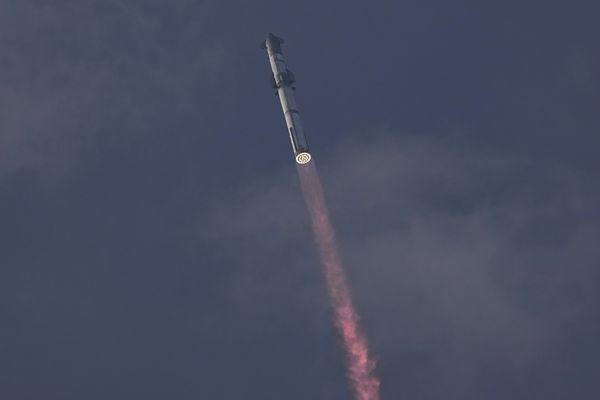▲▼美國太空探索技術公司（SpaceX）的次世代「星艦」（Starship）重型運載火箭在當地時間14日上午進行第3次試射。（圖／達志影像／美聯社）