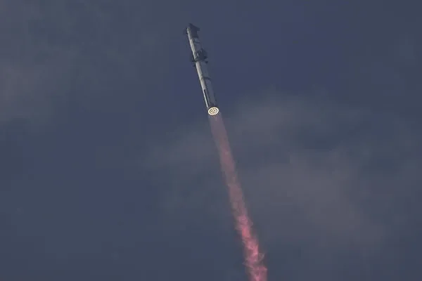 ▲▼美國太空探索技術公司（SpaceX）的次世代「星艦」（Starship）重型運載火箭在當地時間14日上午進行第3次試射。（圖／達志影像／美聯社）