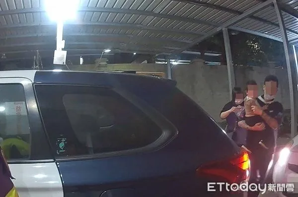 ▲警車鳴笛開道及時送到醫院。（圖／桃園警分局提供）