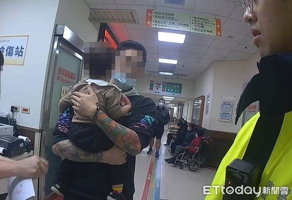 ▲▼將被燙傷的男童迅速就醫治療。（圖／桃園警分局提供）