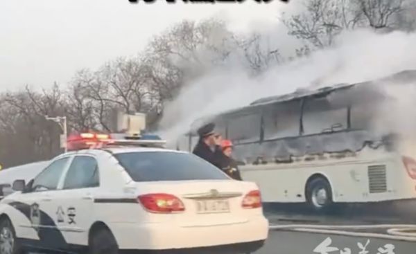 ▲天津一輛公車與遊覽車碰撞引發火災，車體被燒到只剩骨架。（圖／翻攝微博）