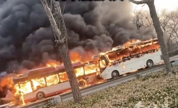 ▲天津一輛公車與遊覽車碰撞引發火災，車體被燒到只剩骨架。（圖／翻攝微博）
