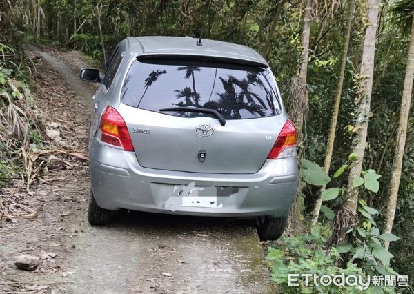 ▲民眾開車赴信義鄉山區訪友，車輪不慎陷落山壁，獲警民合力救援。（圖／記者高堂堯翻攝）