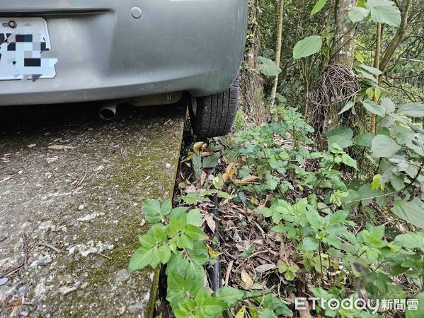 ▲民眾開車赴信義鄉山區訪友，車輪不慎陷落山壁，獲警民合力救援。（圖／記者高堂堯翻攝）