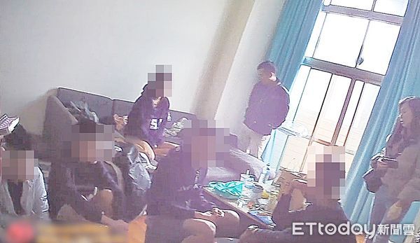 ▲桃園地檢署偵辦中壢警分局查獲黃姓男子等8名詐欺集團成員到案，圖為警方在現場蒐證照片。（圖／記者沈繼昌翻攝）