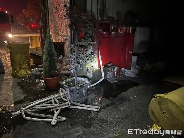 ▲台南市官田區1家工廠15日凌晨發生火警，幸運的是業者場內消防安全設備立大功，火勢得以及時控制，避免嚴重的損失和人員傷亡。（圖／記者林東良翻攝，下同）