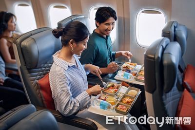 新航升級優選經濟艙餐飲與盥洗包　香檳、銀製餐具優雅用餐