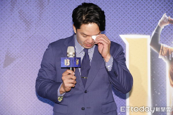 ▲▼中信兄弟象球員周思琪將於這個球季結束後正退休，中信球團於今日為周思齊舉辦引退宣告記者會。回憶起職棒生涯的點點滴滴，周思齊數度哽咽落淚。（圖／記者湯興漢攝）