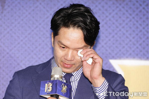 ▲▼中信兄弟象球員周思琪將於這個球季結束後正退休，中信球團於今日為周思齊舉辦引退宣告記者會。回憶起職棒生涯的點點滴滴，周思齊數度哽咽落淚。（圖／記者湯興漢攝）