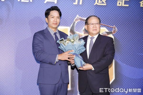 ▲▼中信兄弟象球員周思琪將於這個球季結束後正退休，中信球團於今日為周思齊舉辦引退宣告記者會。回憶起職棒生涯的點點滴滴，周思齊數度哽咽落淚。（圖／記者湯興漢攝）