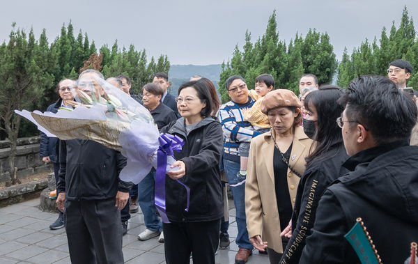 ▲總統蔡英文至已故台獨革命家史明的墓園祭拜。（圖／翻攝自Facebook／蔡英文）