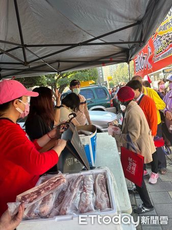 ▲台南市養豬協進會，15日養豬協進會召開理監事會議，邀請台南市農業局見證，將義賣所得及會員自主捐款共5萬元捐助予創世基金會。（圖／記者林東良翻攝，下同）