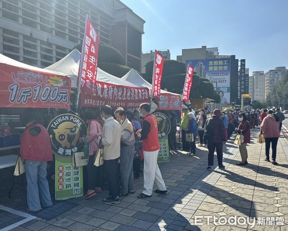 ▲台南市養豬協進會，15日養豬協進會召開理監事會議，邀請台南市農業局見證，將義賣所得及會員自主捐款共5萬元捐助予創世基金會。（圖／記者林東良翻攝，下同）