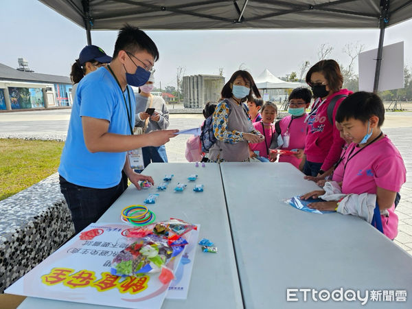 ▲台南市北門區三慈及文山國小共計82位師生，15日上午在專家和師長帶領下，前往至井仔腳瓦盤鹽田、水晶教堂等處，旅遊勝地。（圖／記者林東良翻攝，下同）