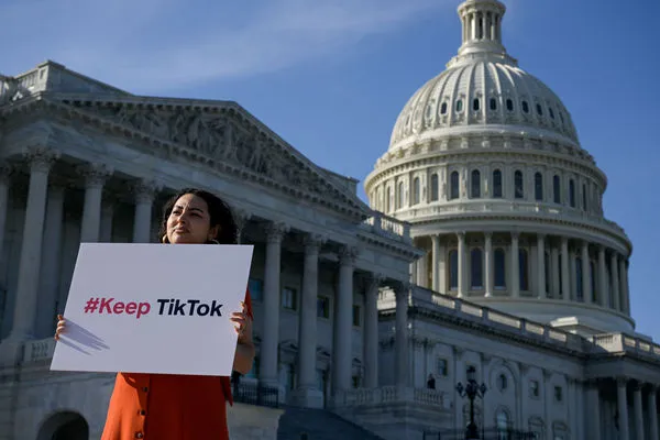▲▼美國民眾在國會山莊舉牌示威，反對立法打擊TikTok。（圖／路透）