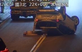 ▲國道3號北上木柵隧道，自小客翻覆2車道交通中斷。（圖／記者陸運陞翻攝）