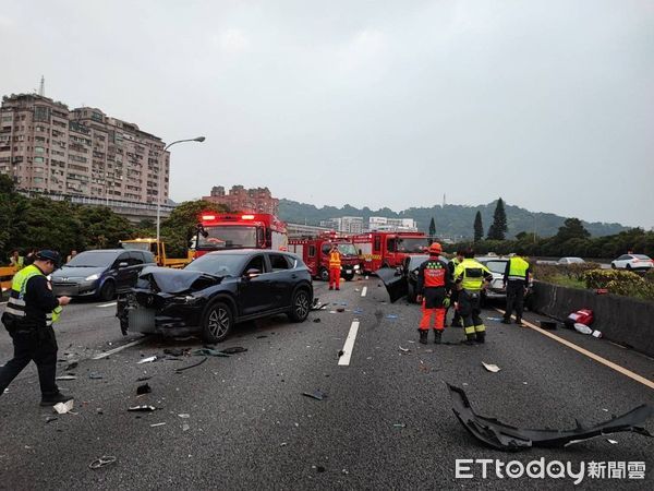 ▲▼ 國三安坑交流道追撞事故，2人命危 。（圖／記者陸運陞翻攝）