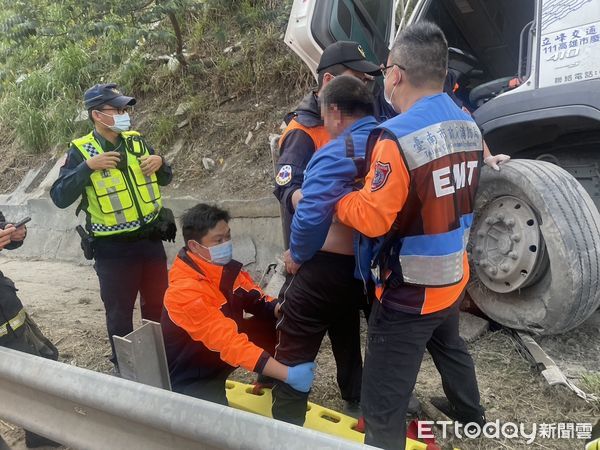 ▲▼             國3關廟服務區砂石車自撞。（圖／記者林東良翻攝）