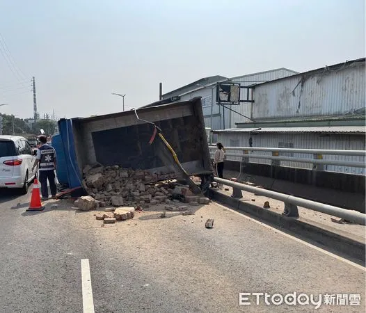 ▲高雄路竹今日上午發生貨車翻車。（圖／記者吳世龍翻攝）