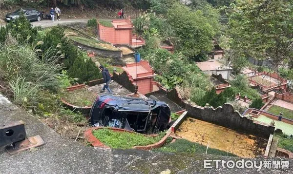 ▲▼3女開車滑落邊坡，親戚協助送醫，警消請拖吊業者移置車輛。（圖／記者邱中岳翻攝）