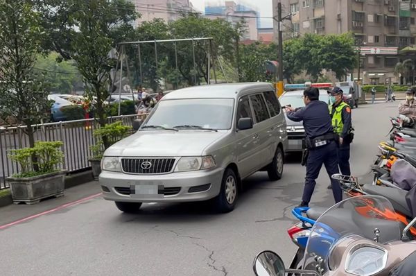 ▲▼汐止建成路上1輛廂型車沿路按喇叭、急煞，警員掏槍喝斥才停下配合。（圖／翻攝臉書《汐止集團》）