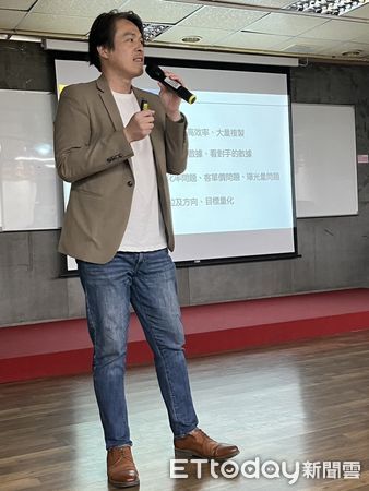 ▲台南市外勤記者學會主辦的「2024龍來聽演講系列之一自媒體的數據思維與流量價值」，16日上午在永華市政中心東哲廳舉行，邀請蓮心園基金會庇護農場行銷部總監黃俊菖開講分享。（圖／記者林東良翻攝，下同）