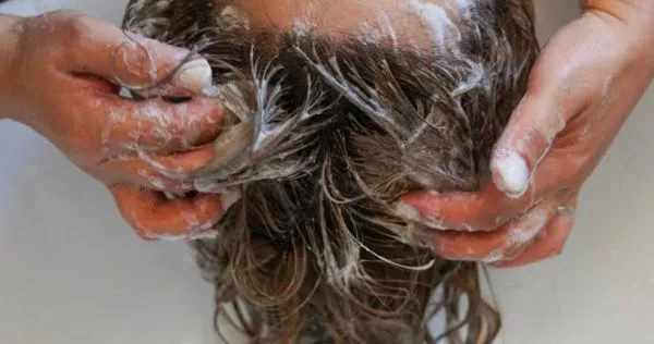 洗完頭必須把頭髮吹乾，若帶著濕頭髮上床睡覺，恐對健康造成影響。（示意圖／翻攝自photoAC）