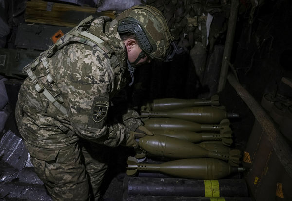 ▲▼烏克蘭軍人，烏軍2024年3月15日在烏東重鎮巴赫姆特（Bakhmut）附近檢查並發射迫擊砲。（圖／路透）