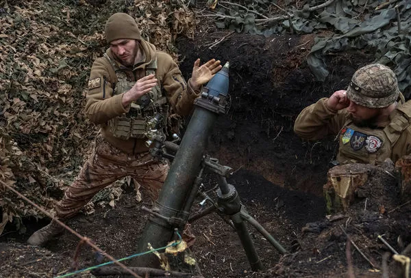 ▲▼烏克蘭軍人，烏軍2024年3月15日在烏東重鎮巴赫姆特（Bakhmut）附近檢查並發射迫擊砲。（圖／路透）