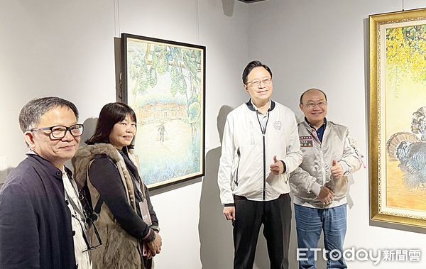 ▲桃園市文化局今天舉行「墨、繹者—2024桃園市美術家邀請展」開幕式，市長張善政參觀作品時與作者等人合影。（圖／記者沈繼昌攝）