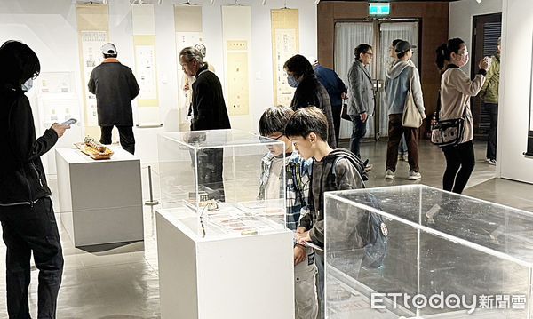 ▲桃園市文化局今天舉行「墨、繹者—2024桃園市美術家邀請展」上，小朋友對篆刻作品看得津津有味。（圖／記者沈繼昌攝）