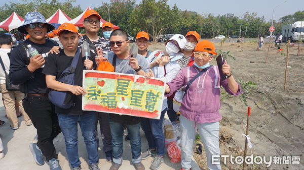 ▲台南市永福國小星星兒家族配合園藝治療，響應「2050台灣淨零，台南齊行」減碳淨零，友善地球活動，特地發動家族成員前來種樹，值得一提的是，這是一堂長達22年份的「園藝治療」課。（圖／記者林東良翻攝，下同）