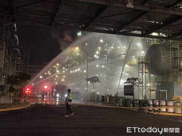 ▲中油高雄林園廠發生「明火」，乙炔外洩等待燃燒結束，消防隊灌水線降溫預防             。（圖／記者吳奕靖翻攝）