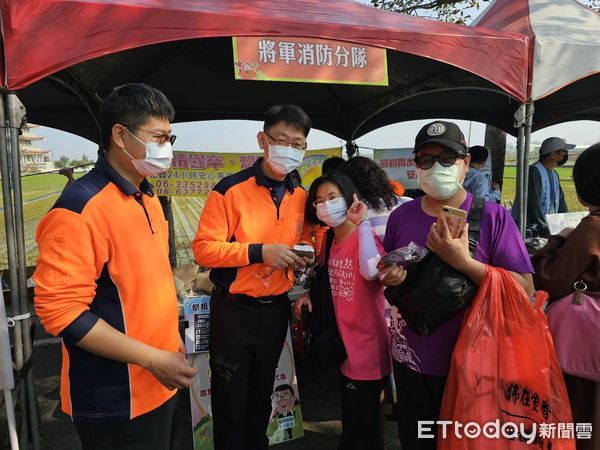 ▲台南將軍木棉花節於16日登場，台南市消防局第三大隊將軍分隊特地至活動現場設攤，進行消防防火防災宣導。（圖／記者林東良翻攝，下同）