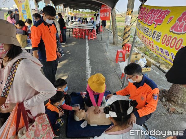 ▲台南將軍木棉花節於16日登場，台南市消防局第三大隊將軍分隊特地至活動現場設攤，進行消防防火防災宣導。（圖／記者林東良翻攝，下同）