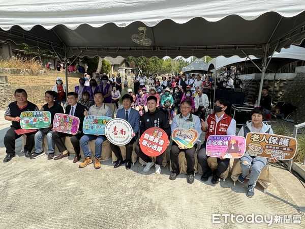 ▲台南巿計程車教育輔導協會辦理多元交通宣導園遊會，並提供長者體驗無障礙移動服務，彰顯計程車產業推動企業社會責任與永續發展（ESG）的決心。（圖／記者林東良翻攝，下同）